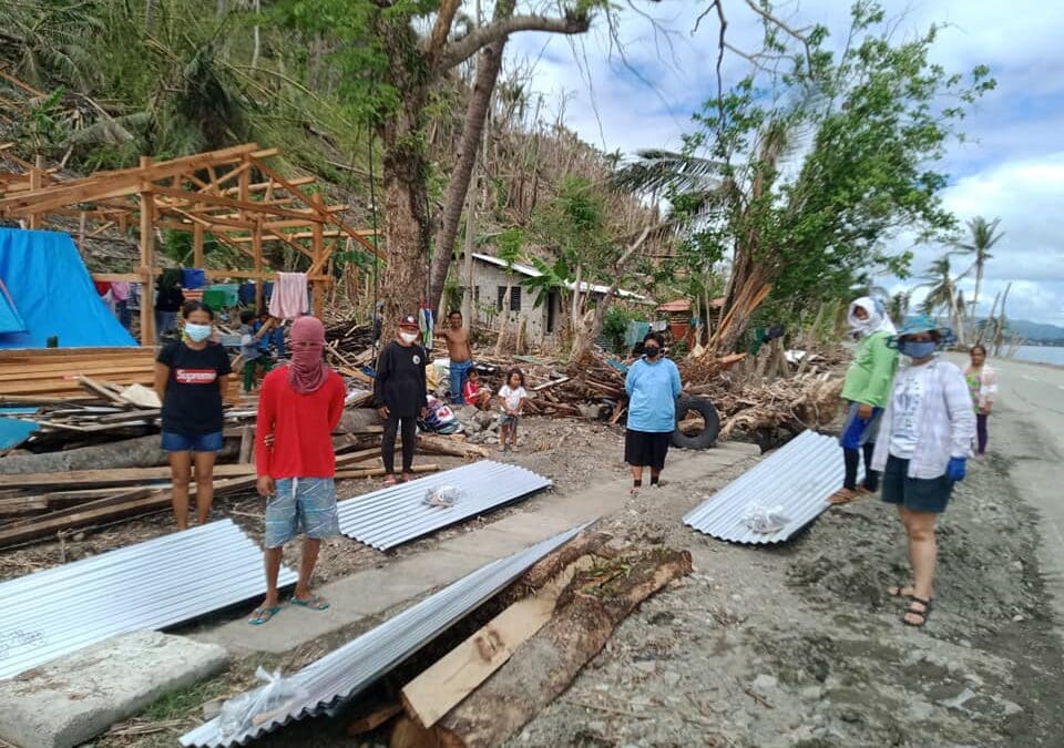 A Família Vicentina nas Filipinas fornece kits de abrigo de emergência com seus donativos
